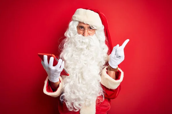 Homem Meia Idade Vestindo Traje Papai Noel Usando Tablet Sobre — Fotografia de Stock