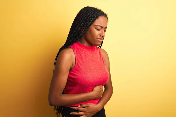 Afrikanisch Amerikanische Frau Rotem Lässigem Shirt Vor Isoliertem Gelben Hintergrund — Stockfoto