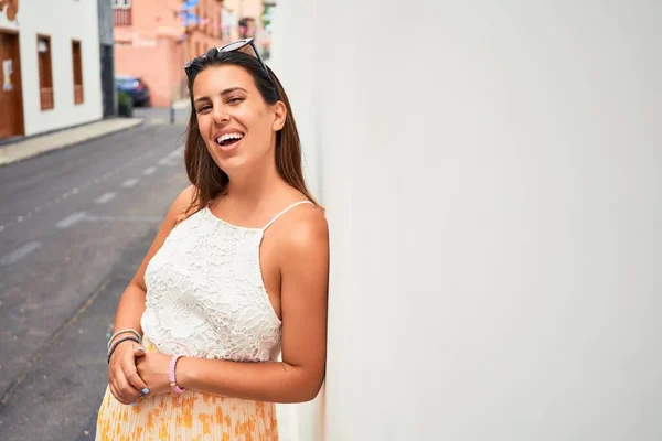 Menina Bonita Inclinada Parede Branca Jovem Mulher Amigável Sorrindo Feliz — Fotografia de Stock