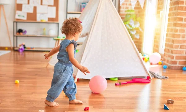 Bela Criança Caucasiana Brincando Com Brinquedos Sala Jogos Colorida Feliz — Fotografia de Stock