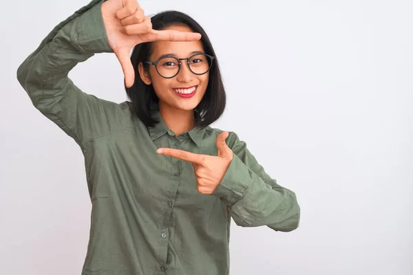 Junge Chinesin Mit Grünem Hemd Und Brille Vor Isoliertem Weißem — Stockfoto