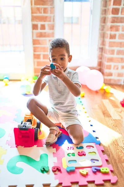 Hermoso Niño Afroamericano Jugando Con Juego Matemáticas Usando Números Jardín —  Fotos de Stock