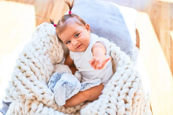 Vackra Spädbarn Glad Dagis Runt Färgglada Leksaker Som Ligger Inne — Stockfoto