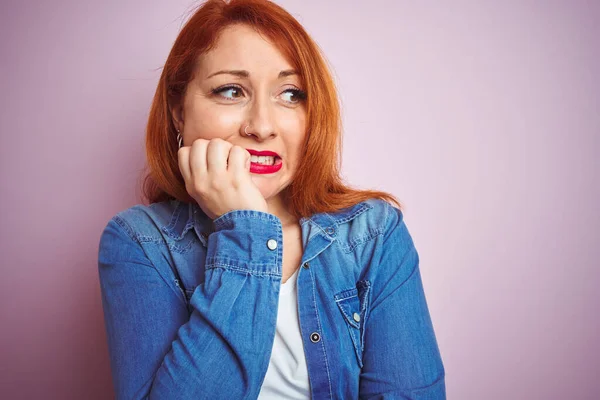 Youg Schöne Rothaarige Frau Jeanshemd Steht Über Isolierten Rosa Hintergrund — Stockfoto