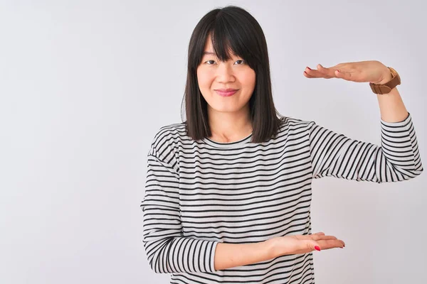 Jonge Mooie Chinese Vrouw Draagt Zwart Gestreepte Shirt Geïsoleerde Witte — Stockfoto