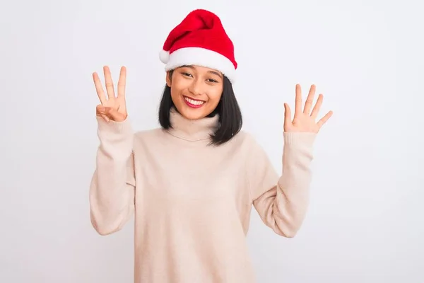 Jovem Mulher Chinesa Bonita Vestindo Chapéu Natal Santa Sobre Fundo — Fotografia de Stock