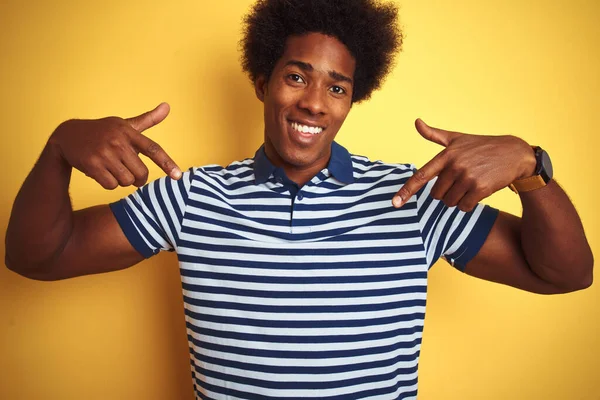 Amerikansk Man Med Afro Hår Bär Marinrandig Polo Stående Över — Stockfoto