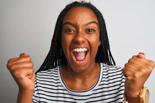 Ung Afrikansk Amerikansk Kvinna Bär Randig Shirt Stående Över Isolerade — Stockfoto