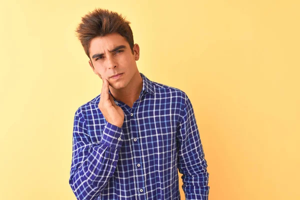 Joven Hombre Guapo Con Camisa Casual Pie Sobre Fondo Amarillo —  Fotos de Stock