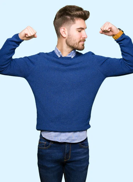 Joven Guapo Hombre Negocios Mostrando Los Brazos Músculos Sonriendo Orgulloso — Foto de Stock