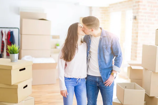 Mooie jonge paar verhuizen naar een nieuw huis, staande op nieuwe APA — Stockfoto