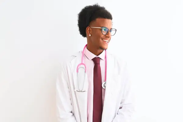 Genç Afro Amerikalı Doktor Pembe Steteskop Takmış Izole Edilmiş Beyaz — Stok fotoğraf