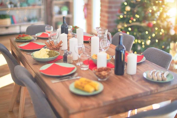 Schönes Haus Mit Baum Schmuck Und Tisch Mit Lebensmitteln Für — Stockfoto