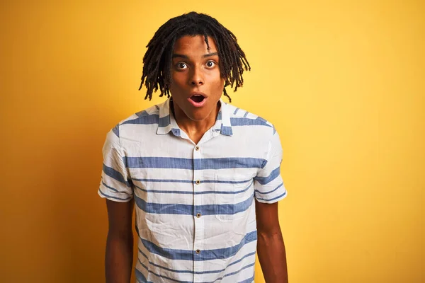 Homem Afro Americano Com Dreadlocks Vestindo Camisa Listrada Sobre Fundo — Fotografia de Stock