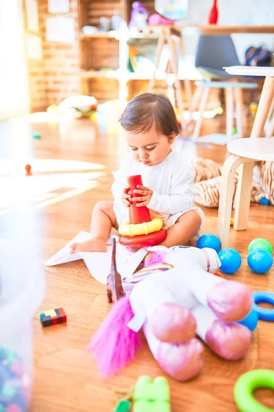 Schönes Kleinkind Freut Sich Kindergarten Über Buntes Spielzeug — Stockfoto