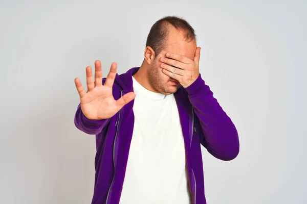 Hombre Joven Con Sudadera Púrpura Pie Sobre Fondo Blanco Aislado — Foto de Stock