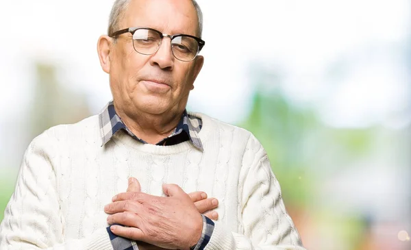 Stilig Senior Man Bär Glasögon Och Vinter Tröja Leende Med — Stockfoto