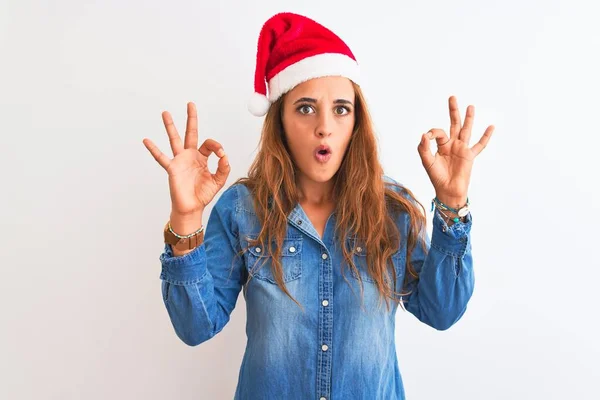 Jonge Mooie Roodharige Vrouw Dragen Kerstmuts Geïsoleerde Achtergrond Kijken Verrast — Stockfoto