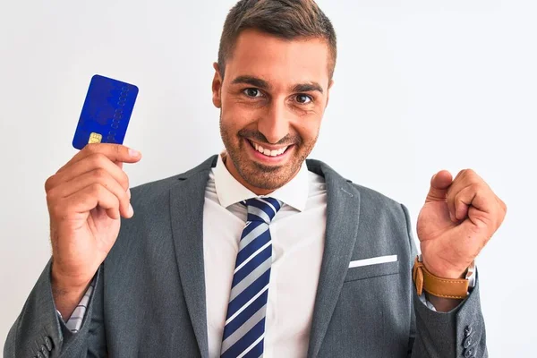 Junger Gutaussehender Geschäftsmann Mit Kreditkarte Vor Isoliertem Hintergrund Schreit Stolz — Stockfoto