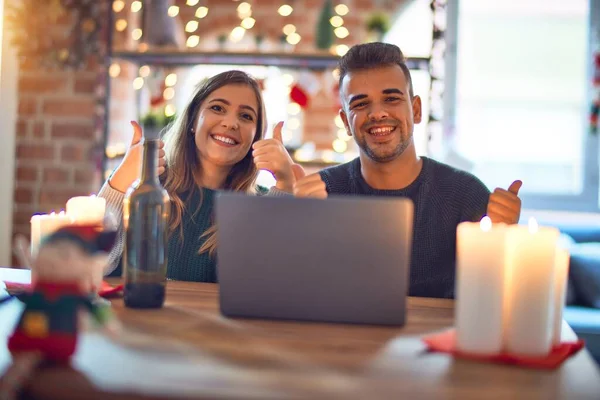 Junge Schöne Paar Sitzt Mit Laptop Weihnachtsdekoration Hause Erfolgszeichen Tun — Stockfoto