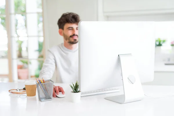 Jonge Knappe Man Werkt Met Behulp Van Computer Glimlachen Geconcentreerd — Stockfoto