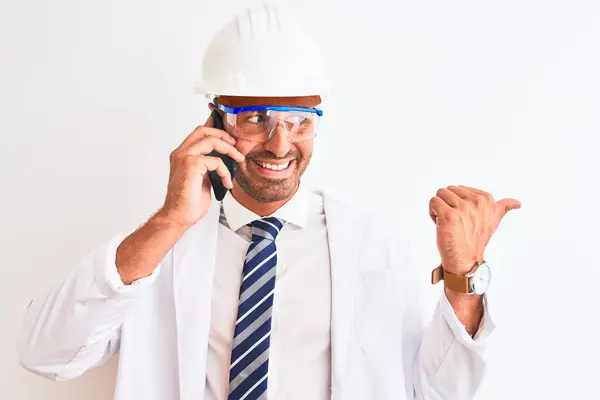 Mladý Vědec Muž Nosí Bezpečnostní Přilbu Volá Pomocí Smartphonu Přes — Stock fotografie