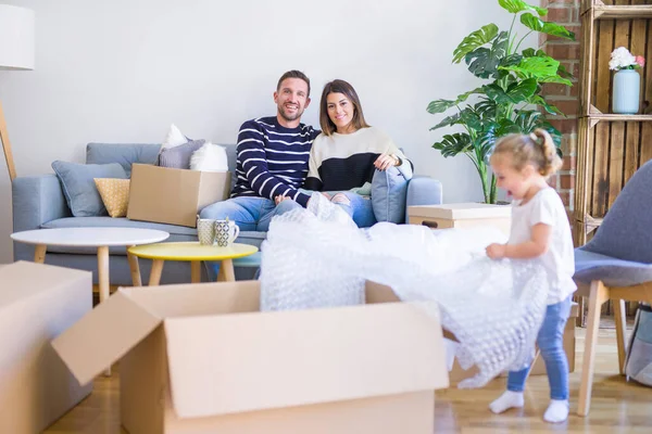 Hermosa Familia Padres Sentados Sofá Bebiendo Café Mirando Hijo Jugando — Foto de Stock