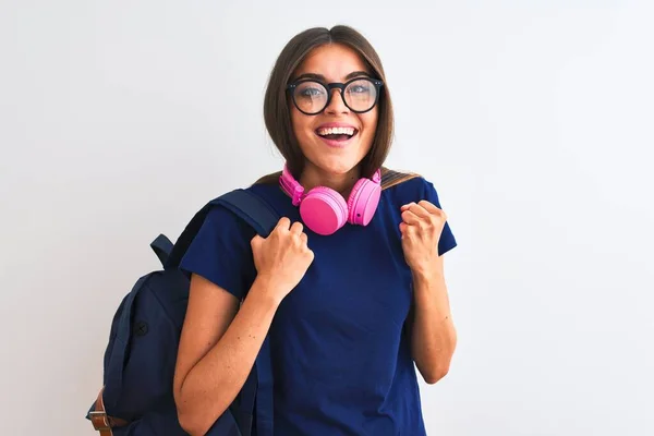 Jovem Estudante Mulher Usando Óculos Mochila Fones Ouvido Sobre Fundo — Fotografia de Stock