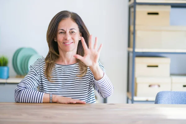 Seniorin Mittleren Alters Sitzt Hause Tisch Und Zeigt Mit Fingern — Stockfoto