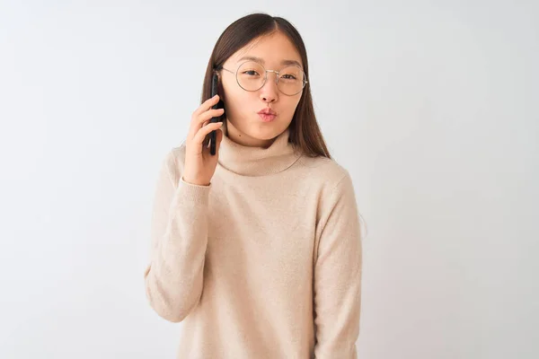 Joven Mujer China Hablando Teléfono Inteligente Sobre Fondo Blanco Aislado —  Fotos de Stock