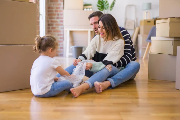 Madre Padre Hija Pequeña Apartamento Nuevo — Foto de Stock