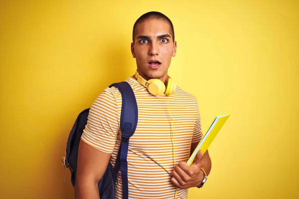 Joven Estudiante Con Auriculares Mochila Sobre Fondo Aislado Amarillo Asustado — Foto de Stock