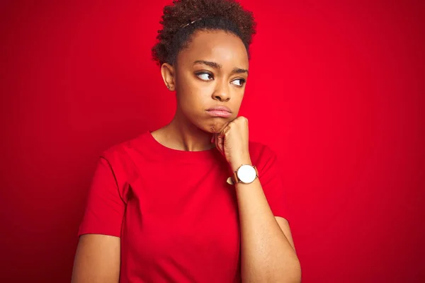 Fiatal Gyönyörű Afro Amerikai Afro Hajú Elszigetelt Vörös Háttér Gondolkodás — Stock Fotó
