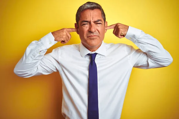 Hombre Negocios Guapo Mediana Edad Pie Sobre Fondo Amarillo Aislado —  Fotos de Stock