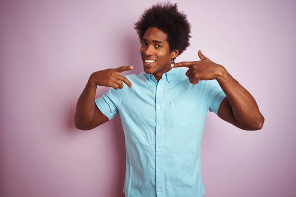 Jonge Amerikaanse Man Met Afrohaar Blauw Shirt Geïsoleerde Roze Achtergrond — Stockfoto