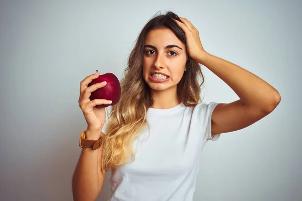 Joven Hermosa Mujer Comiendo Manzana Roja Sobre Fondo Gris Aislado —  Fotos de Stock