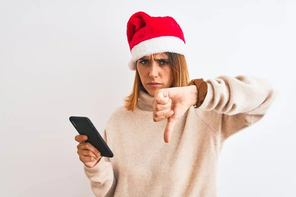 Krásná Zrzka Žena Sobě Vánoční Klobouk Pomocí Smartphone Hněvivým Obličejem — Stock fotografie