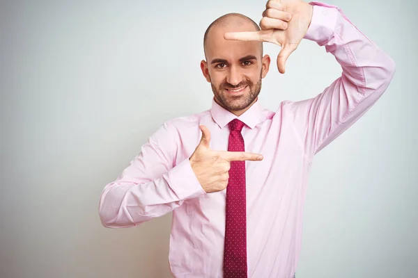 Jonge Zakenman Draagt Roze Stropdas Geïsoleerde Achtergrond Glimlachend Makend Frame — Stockfoto