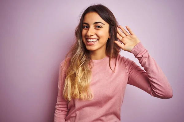 Joven Mujer Hermosa Usando Suéter Sobre Fondo Aislado Rosa Sonriendo —  Fotos de Stock