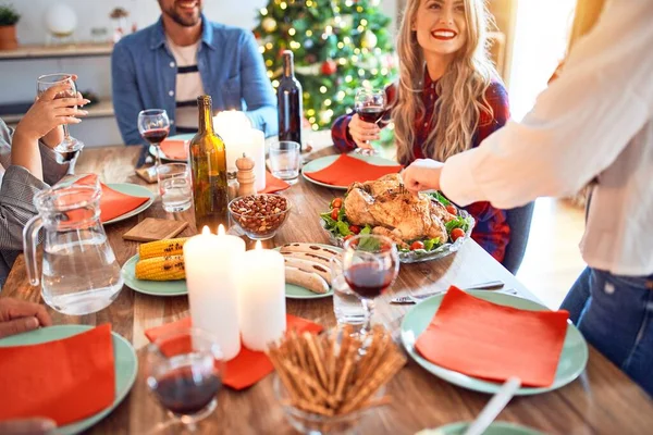 笑顔と自信に満ちた美しい家族会議 自宅でクリスマスを祝うロースト七面鳥を彫る — ストック写真