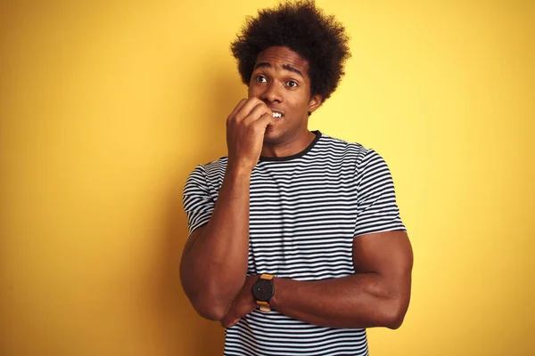 Homem Afro Americano Com Cabelo Afro Vestindo Camisa Listrada Marinha — Fotografia de Stock