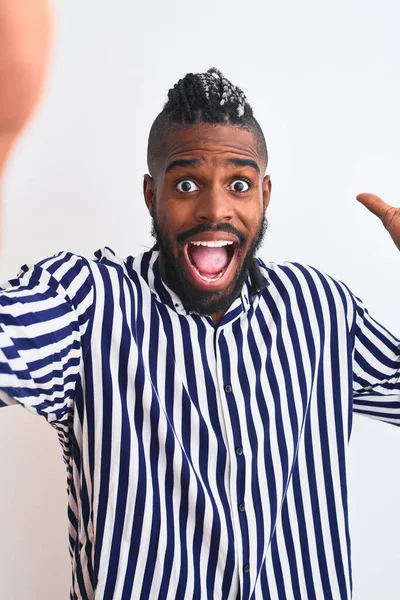 Afro Amerikaanse Man Met Vlechten Maken Selfie Door Camera Geïsoleerde — Stockfoto