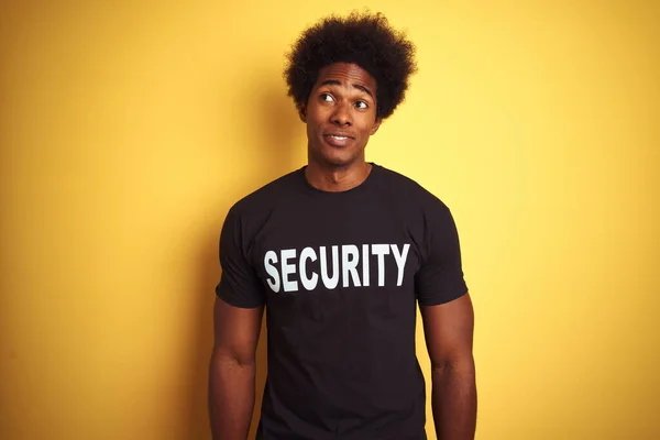 Americano Salvaguardar Homem Com Cabelo Afro Vestindo Uniforme Segurança Sobre — Fotografia de Stock
