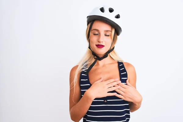 Mladá Krásná Žena Cyklistické Helmě Stojí Nad Izolovaným Bílým Pozadím — Stock fotografie