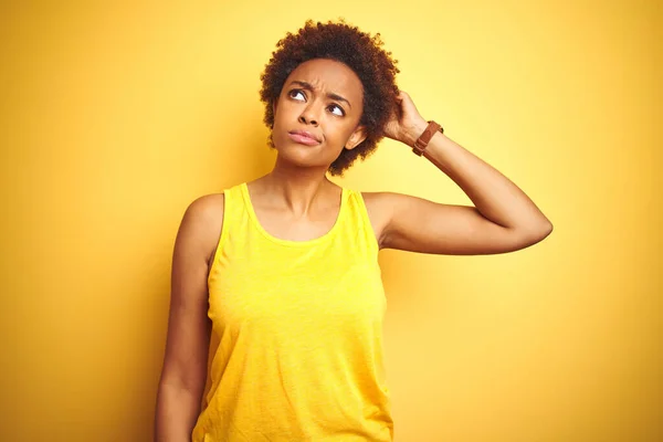 Beauitul Afro Amerikalı Kadın Izole Edilmiş Sarı Arka Plan Karışıklığı — Stok fotoğraf