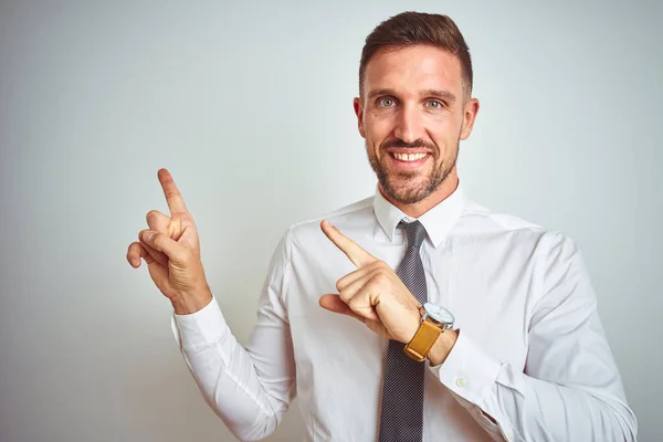 Giovane Uomo Affari Bello Indossa Elegante Camicia Bianca Sfondo Isolato — Foto Stock