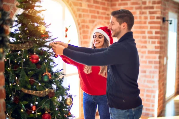 Young Beautiful Couple Smiling Happy Confident Christmas Tree Home — Stock Photo, Image