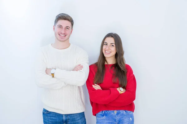 Casal Jovem Bonito Sobre Fundo Isolado Branco Rosto Feliz Sorrindo — Fotografia de Stock