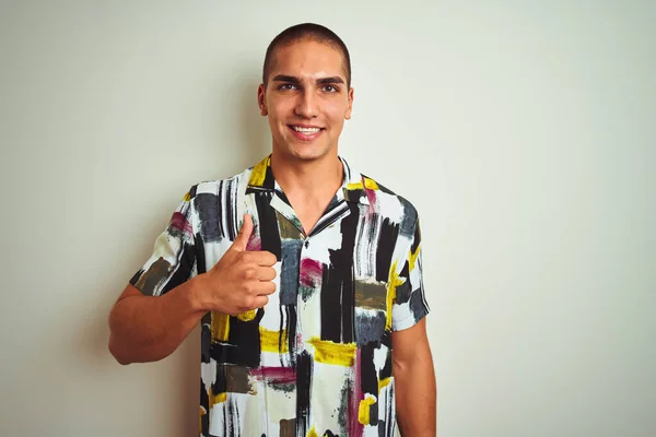 Joven Hombre Guapo Con Camisa Verano Sobre Fondo Blanco Aislado —  Fotos de Stock