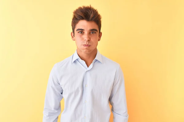 Jonge Knappe Zakenman Draagt Elegant Shirt Geïsoleerde Gele Achtergrond Puffende — Stockfoto